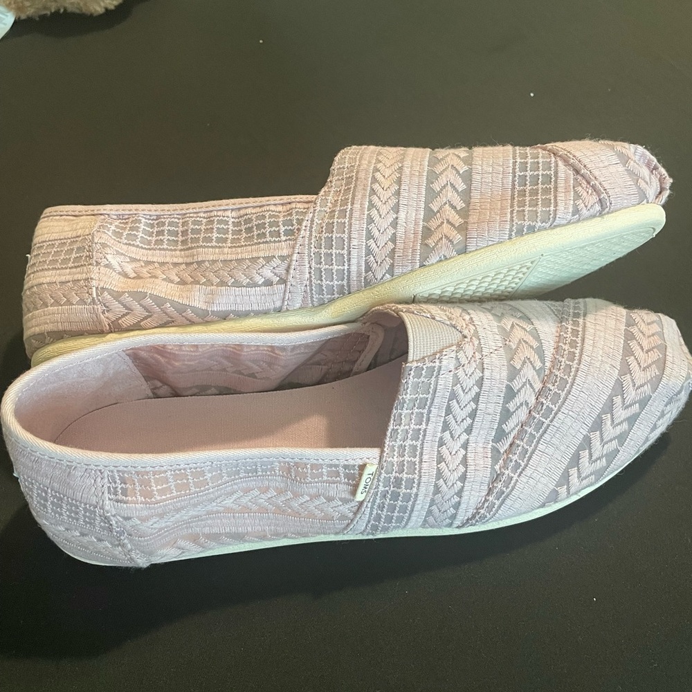 Light purple lacy Toms shoes